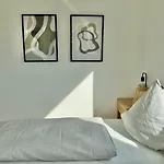 Neu Renoviertes Mit 2 Schlafzimmern, Kueche & Waschtrockner - 900 M Zentrum 펜션 *