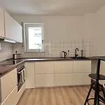 Semesterbostad Neu Renovierte Mit 2 Schlafzimmern, Kueche & Waschtrockner - 900 M Zentrum *