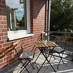 Neu Renovierte Mit 2 Schlafzimmern, Kueche & Waschtrockner - 900 M Zentrum Semesterbostad *