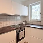 Neu Renovierte Mit 2 Schlafzimmern, Kueche & Waschtrockner - 900 M Zentrum